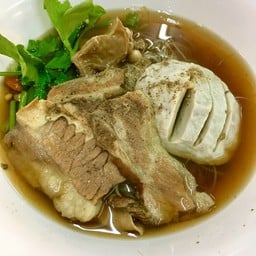 ก๋วยเตี๋ยวเนื้อตุ๋นลูกชิ้น
