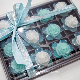 วุ้นวันแม่ 12 ดอก ราคา 280 ทำจากวุ้นน้ำมะพร้าว ตกแต่งด้วยวุ้นกะทิดอกมะลิ