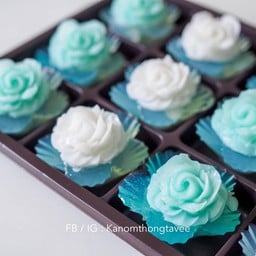 วุ้นวันแม่ 12 ดอก ราคา 280 ทำจากวุ้นน้ำมะพร้าว ตกแต่งด้วยวุ้นกะทิดอกมะลิ