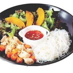 สลัดอกไก่เส้นหมี่น้ำยำ