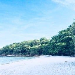 ด้านริมของหาดสงบดีค่ะคนไม่พลุกพล่านเหมาะกับการถ่ายรูปมากๆ
