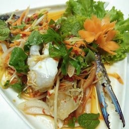 ปูม้าสดใหญ่ เครื่องปรุงน้ำยำที่ทำแบบจานต่อจาน 