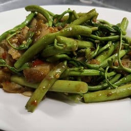 กระเฉดหมูกรอบ