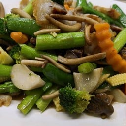 ผัดผักรวมหมูกรอบ