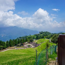 ทุ่งหญ้าในฤดูร้อน มีลมเย็นๆ พัดตลอดเวลา