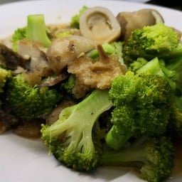 บล็อคโคลี่ผัดหมูกรอบ