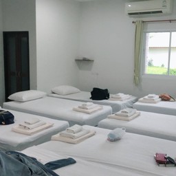 ในห้องพักคือประมาณนี้ เตียงเรียงกันไป