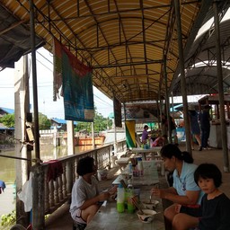 ที่นั่งริมน้ำ
