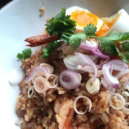 ข้าวผัดน้ำพริกกะปิคั่วกับกุ้งสด