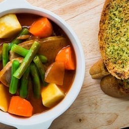 สตูลิ้นวัว เสิร์ฟพร้อมขนมปังกระเทียม