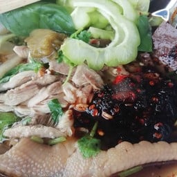 นายนัท ก๋วยเตี๋ยวไก่มะระ