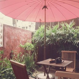 มีโต๊ะนั่งด้านนอก