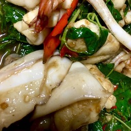 ผัดกะเพรารวมมิตรทะเล