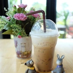 เครื่องดื่มมีทั้งชา กาแฟ นม นมอัญชัญ ค่ะ