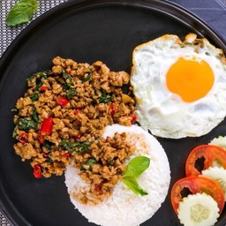 ข้าวชุดกระเพราหมู+ไข่ดาว