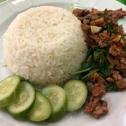 กระเพราเนื้อราดข้าว