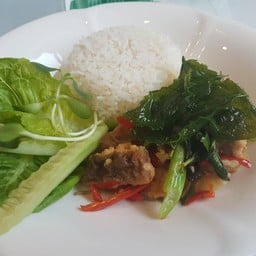 ข้าวกะเพราแซลมอนแซ่บ