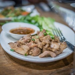ห้องอาหารน้ำซอง เปิดอยู่ใต้ถุนโรงแรมอินทิรา