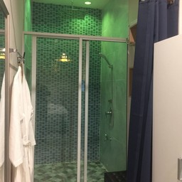 ห้องพัก อาบนำ้ ไฟปรับสีได้ด้วยน่ะ ว้าววว