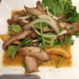 ยำคอหมูย่าง