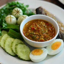 จานนี้มีปลาซาบะ ไข่ต้ม และผักออแกนิก กับน้ำพริกของทานร้านไม่รู้น้ำพริกอะไรเผ็ดๆ