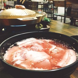 ราคาชุดละ 299 บาท จริงๆ มีให้เลือก เป็นไก่ ตับ เต้าหู้ปลา ปูอัด พร้อมชุดผัก