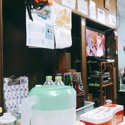 ภายในร้าน มีมุมเล็ก ๆ สำหรับบริการน้ำด้วยตนเอง และมีทีวีตั้งอยู่แบบในภาพ  