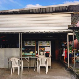 บริเวณหน้าร้านจะเป็นแบบนี้นะคะ แต่ภายในร้าน มีห้องแอร์ สบาย ๆ  
