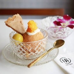 ไอศกรีมรสชาชัก เสิร์ฟพร้อมลูกชุบ ฝอยทอง และทองพับ