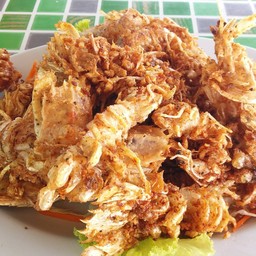 กั้งสดชาวบ้านมาขายถาดเล็กละ 180 ฿ ให้ร้านทอดกระเทียมค่าทำ 80 ฿