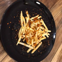 เกี๊ยวอ้วงต้มยำแห้ง & เฟรนฟรายเขย่า บางศรีเมือง