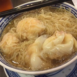 บะหมี่เทพ น้ำซุปหอม เกี๊ยวเต็มปากเต็มคำ