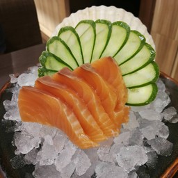 ซาชิมิเนื้อปลาแซลมอนสดคะชิ้นใหญ่คำโตมาก