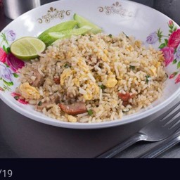 ข้าวผัดหมูกรอบ