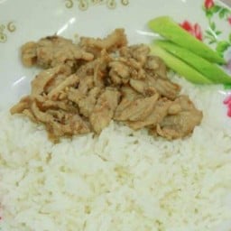 หมูชิ้นกระเทียมพริกไทย