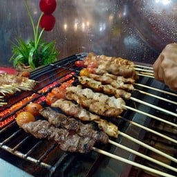 หมูที่น้องๆเลือก สำหรับคนที่เลือกเนื้อแม่ค้าจะถามว่าเอาสุกประมาณไหนเพราะบางคนชอบ