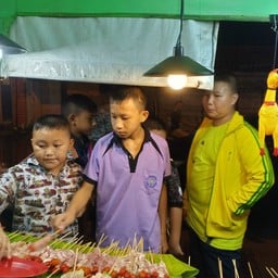 ระหว่างรอซื้อก็มีลูกค้ามาซื้อเรื่อยๆสอบถามเด็กๆ ทำไมชอบร้านนี้ น้องๆบอกว่าอร่อยก