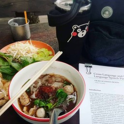 อร่อยค่ะ ไซส์ 30 บาทกะลังดี ถ้าอยากโลภกินควบแบบ บะหมี่แห้งชามนึง + เส้นใหญ่น้ำตก