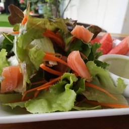 สลัดผัก สด สะอาด กรอบ และอร่อยๆมากๆ น้ำสลัดเข้ากัน และไม่เลี่ยนเลยครับ อร่อยมาก