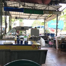 ตึกแถว 1 คูหาติดถนน โต๊ะแบบบ้านๆ ชมวิวรถสัญจร