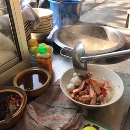 เส้นใหญ่ต้มยำ ราดน้ำซุปร้อนๆ ลูกชิ้นหมูเด้งๆ