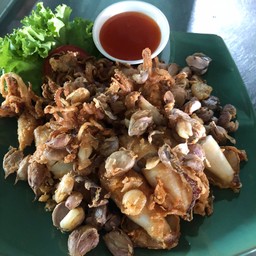 หมึกไข่อวบๆจากเรือประมงท้องถิ่น ทอดกรอบ ทานคู่กับซอสพริกเข้ากันสุดๆ