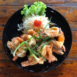 กุ้งทอดซอสมะขาม กุ้งสดๆทอดราดด้วยซอสมะขามรสกลมกล่อม เป็นอีกเมนูที่ห้ามพลาดคะ