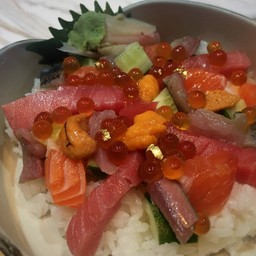 ข้าวหน้าปลาดิบรวม 380฿