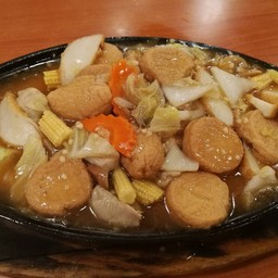 คล้ายๆเต้าหู้ไข่ทรงเครื่องมาในกระทะจานร้อนค่ะ จานนี้รสชาติใช้ได้เลยค่ะ