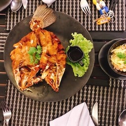 ปลาทอดน้ำปลา ปลากรอบสด คู่กะยำมะม่วงเข้ากันดี