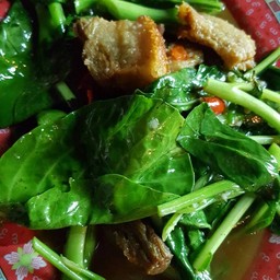 คะน้าหมูกรอบ