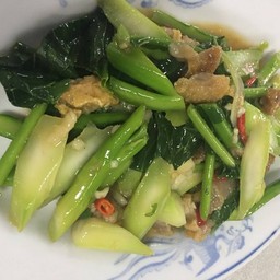 คะน้าหมูกรอบ