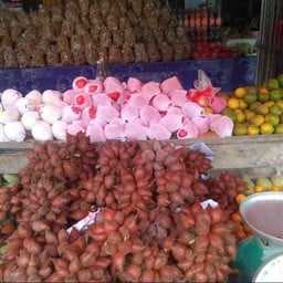 ร้านผลไม้ไม่ไกลจากที่พัก แถมราคาถูก 