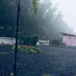 ลานจอดรถด้านข้าง...กว้างขวางค่ะ